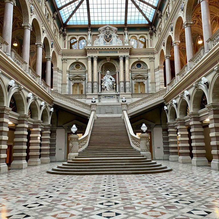 maria-5KaYlNqheZE-unsplash